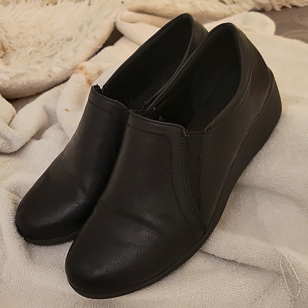Baretraps girls mules with slight platform, sz 5.5 (big girl)